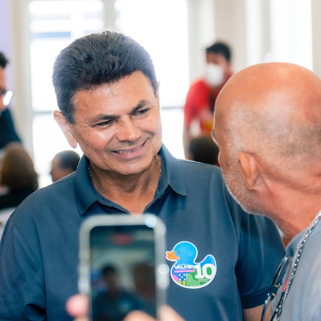 O candidato ao Governo de Sergipe Valmir de Francisquinho cumprimenta professor na sede do Sintese