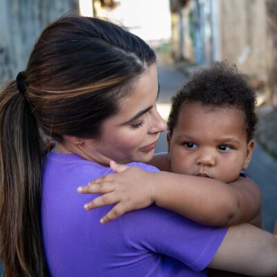 A deputada federal Yandra Moura durante caminhada no Almirante Tamandaré
