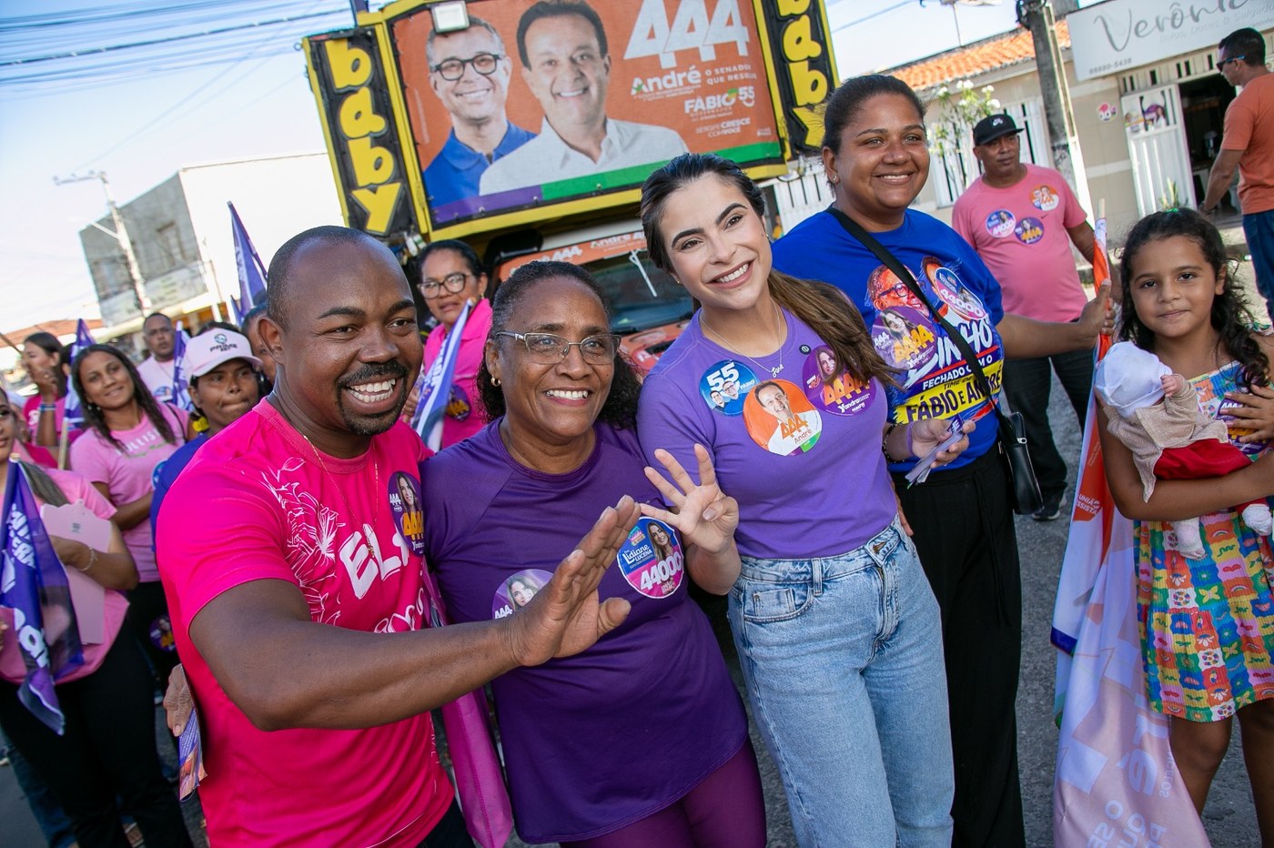 Projeto de Yandra torna laudo de autismo válido por prazo indeterminado 2 A parlamentar conversou com moradores de porta em porta no bairro