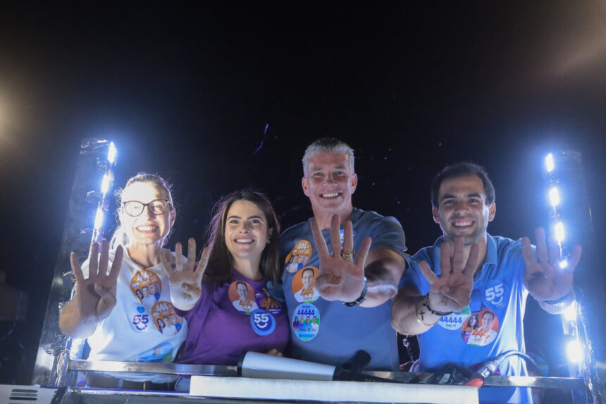 A deputada federal Yandra Moura durante carreata pelas ruas de Capela