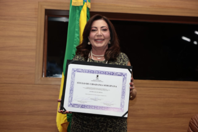 Alese reconhece Sandra Menta pela defesa dos direitos das mulheres