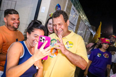 Veículos percorrem as ruas do 18 do Forte durante a carreata