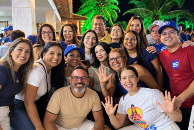 Cláudio Mitidieri comemora a eleição ao lado da equipe