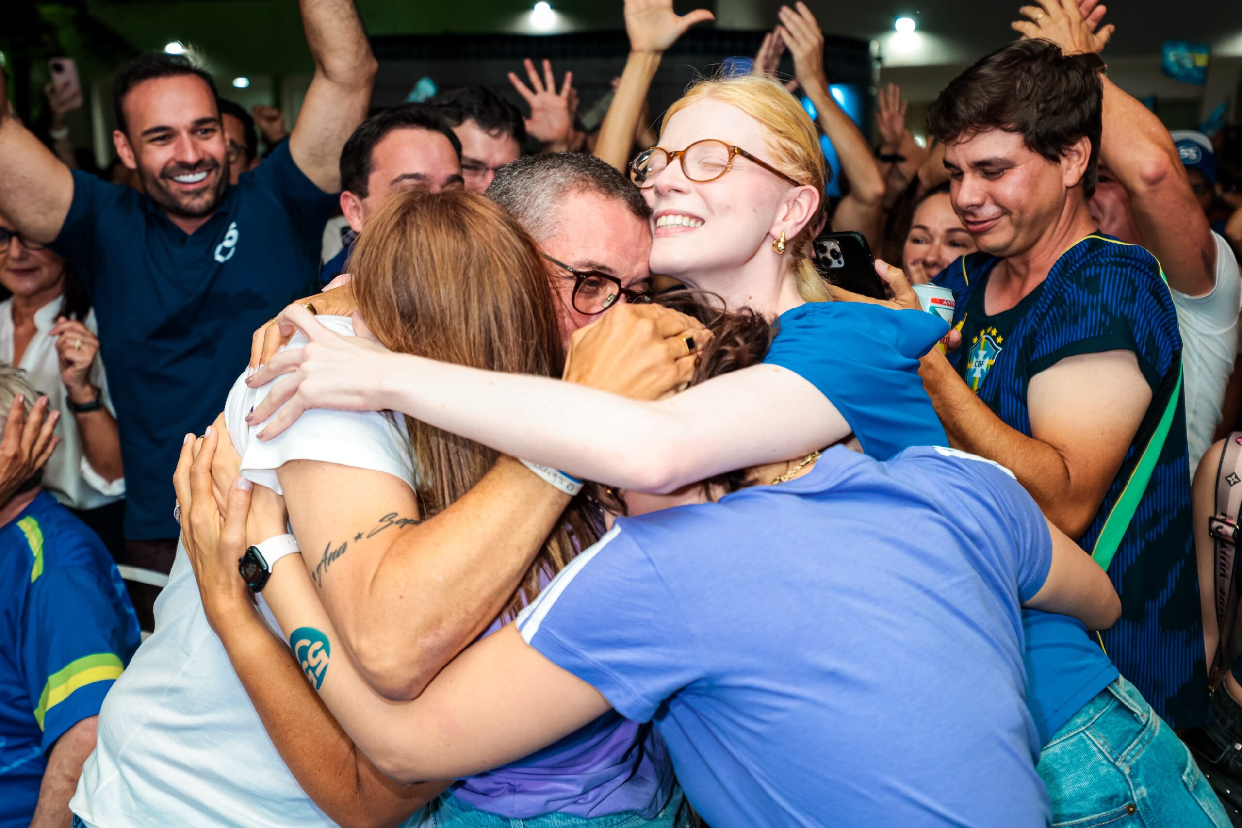 Fábio Mitidieri comemora a reeleição ao lado da família