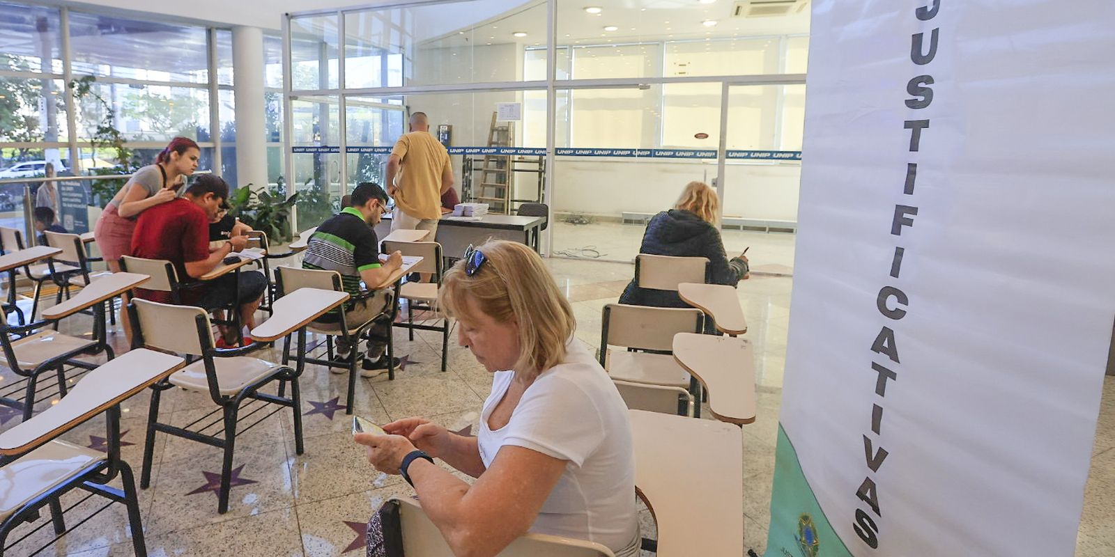 Eleitor ausente no domingo deve justificar voto para evitar pendências
