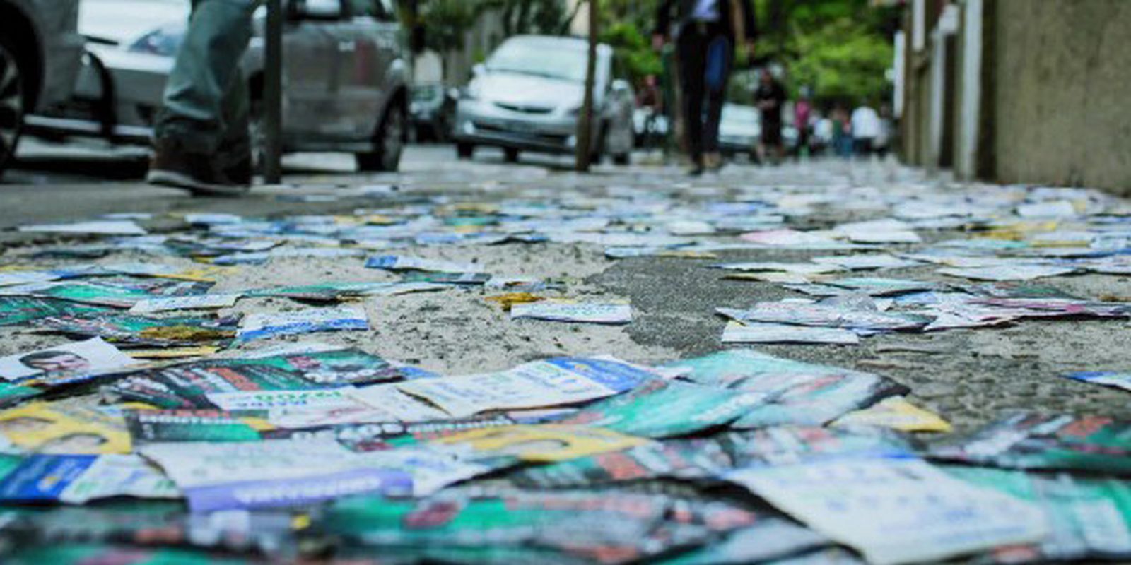 Eleitores denunciam ruas tomadas por santinhos no Rio durante votação