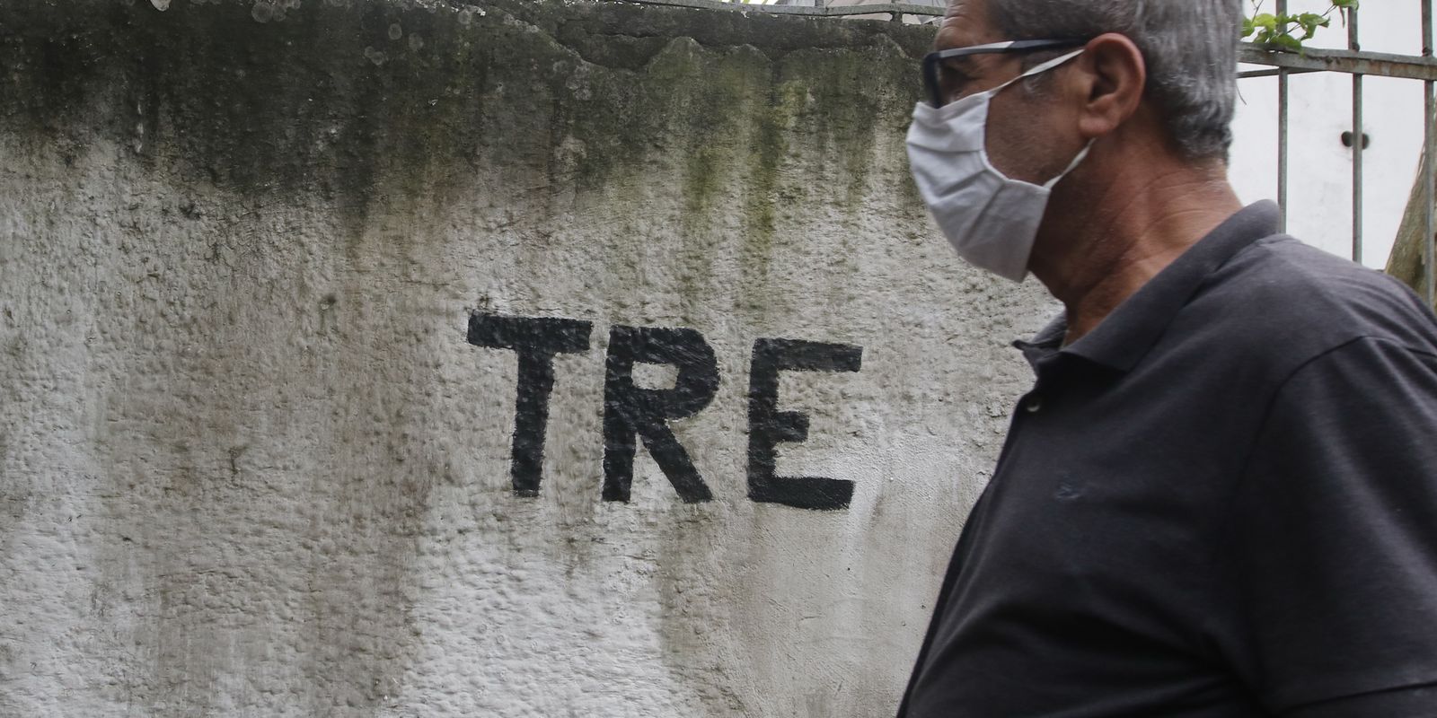 Eleitores formam filas cedo em votação que mobiliza 12,86 milhões no Rio