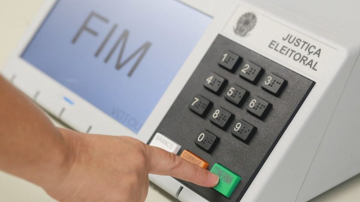 Resultados do primeiro turno começam a sair a partir das 17h 3 Flávio Bolsonaro votou em Vila Isabel, na zona norte do Rio