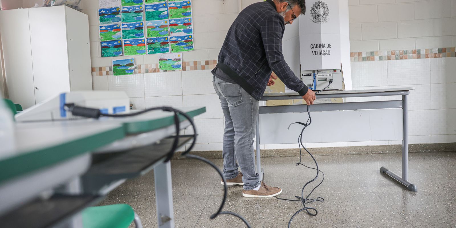 Paraná troca 76 urnas e mantém votação em funcionamento