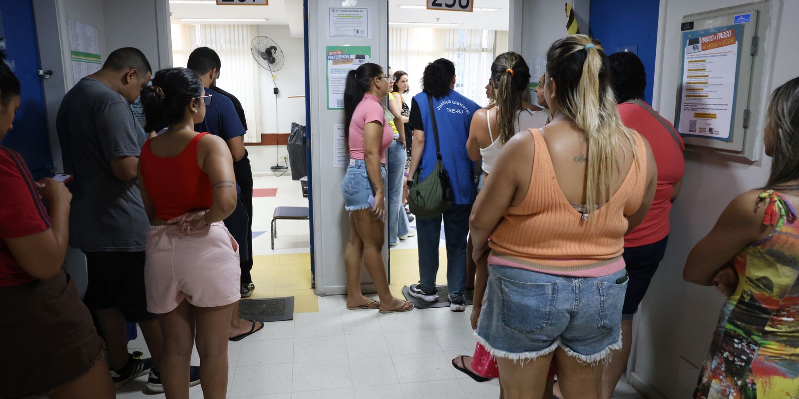 Primeiro turno elege governador de 37 anos e reeleito de 70
