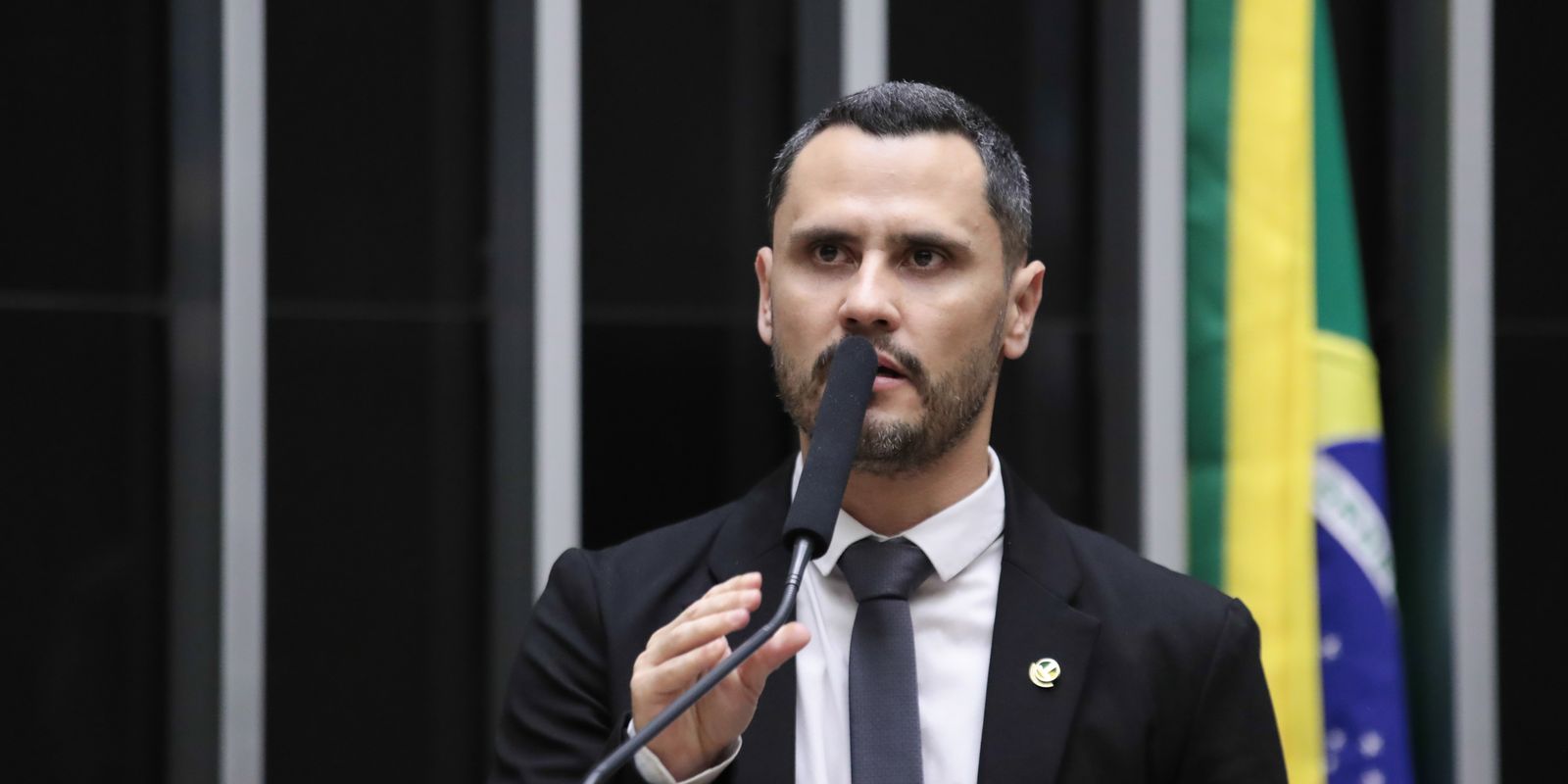 Vitória no 1º turno leva Cleitinho ao governo de Minas Gerais